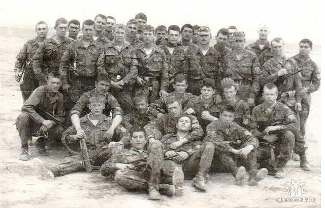 Group photo of soviet paratroopers in butan camouflage 