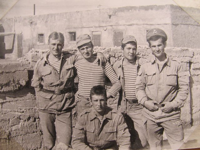 Soviet paratroopers wearing Afghanka 