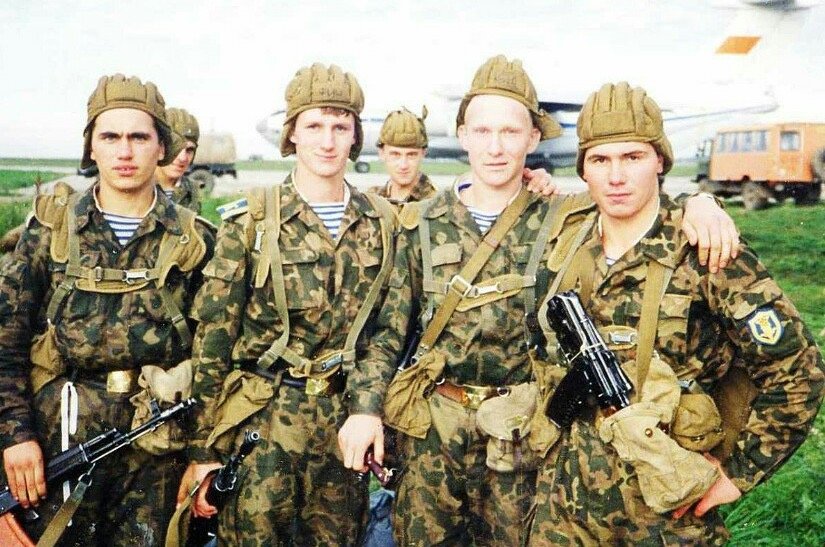 Coloured photo of paratroopers before the jump 