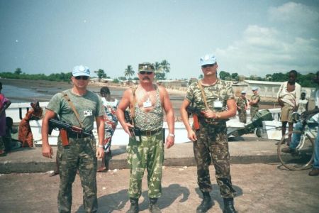 Ukrainian peacekeepers with AKSU